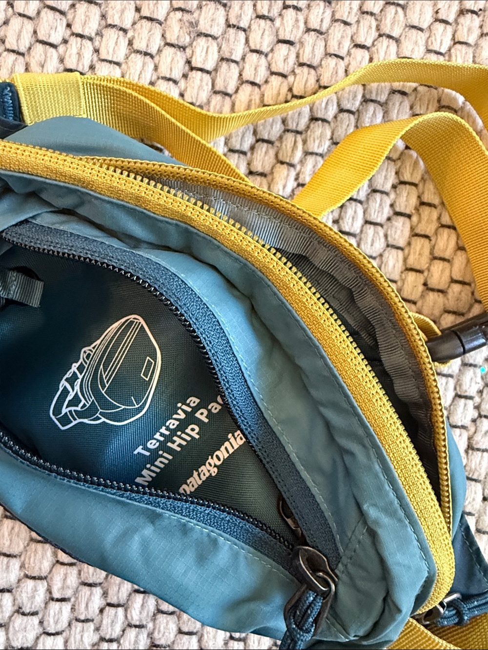 PATAGONIA Terravia Mini Hip Pack 1L Like New - Picture 6 of 6
